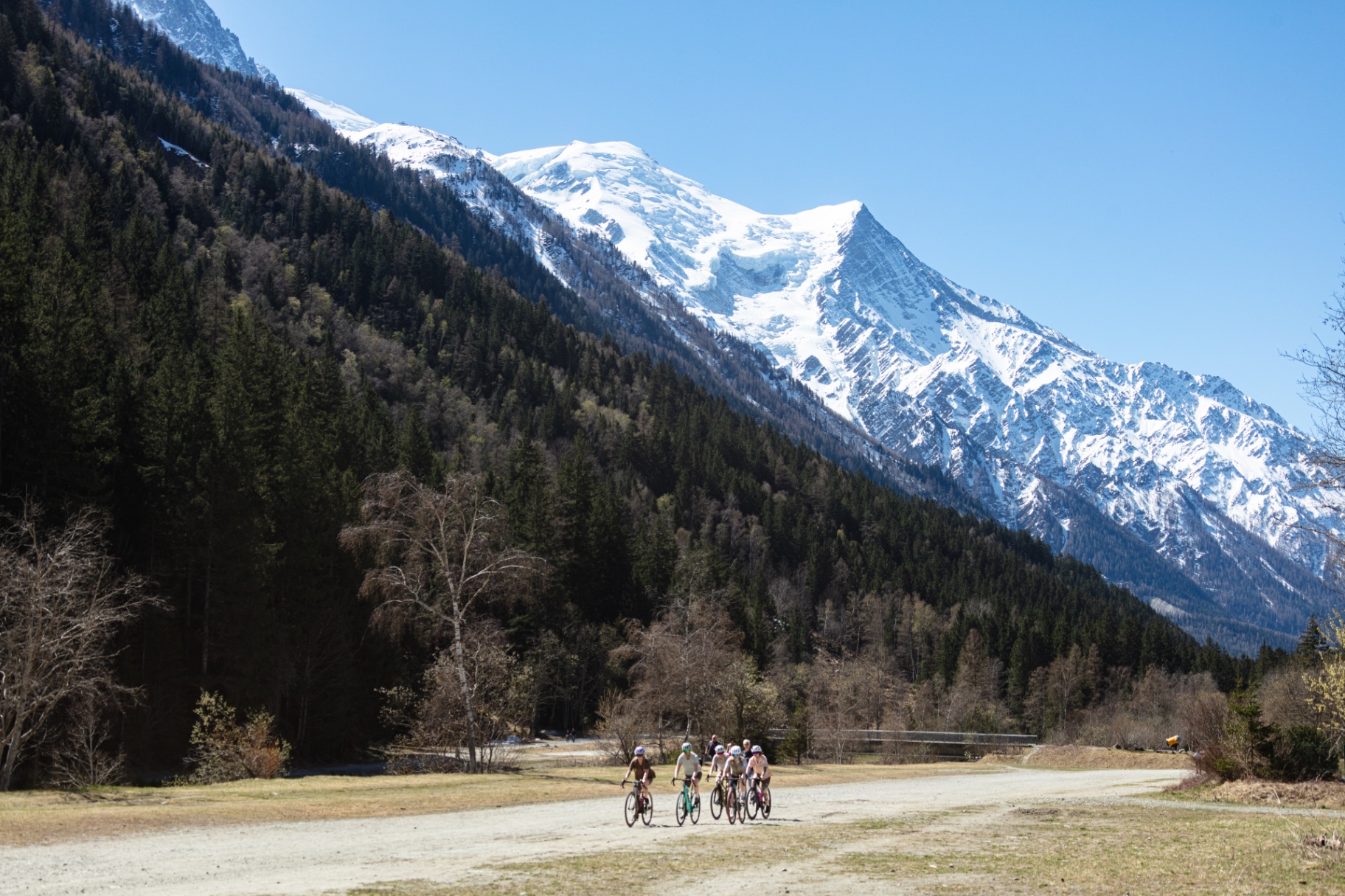 Cycliste GLOW en gravel face au massif du Mont-Blanc